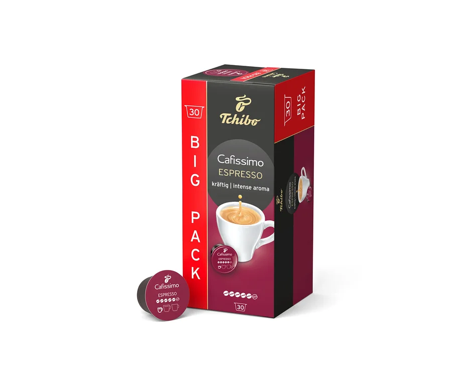 Czerwono-czarno-ciemnofioletowe opakowanie 30 kapsułek kawy Tchibo Cafissimo Espresso Intense Aroma stoi pionowo, a przed nim leży jedna ciemnofioletowa kapsułka.
