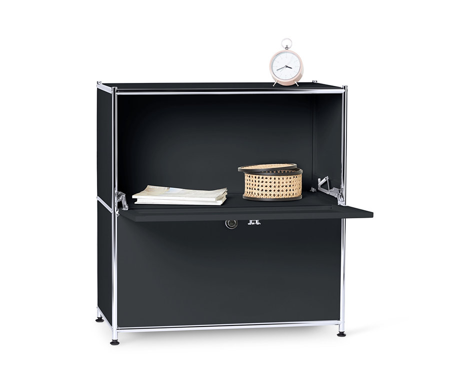 Metalowa szafka typu sideboard »CN3« niska z komorami z klapami, czarna, na której leżą budzik, koszyk i papiery.