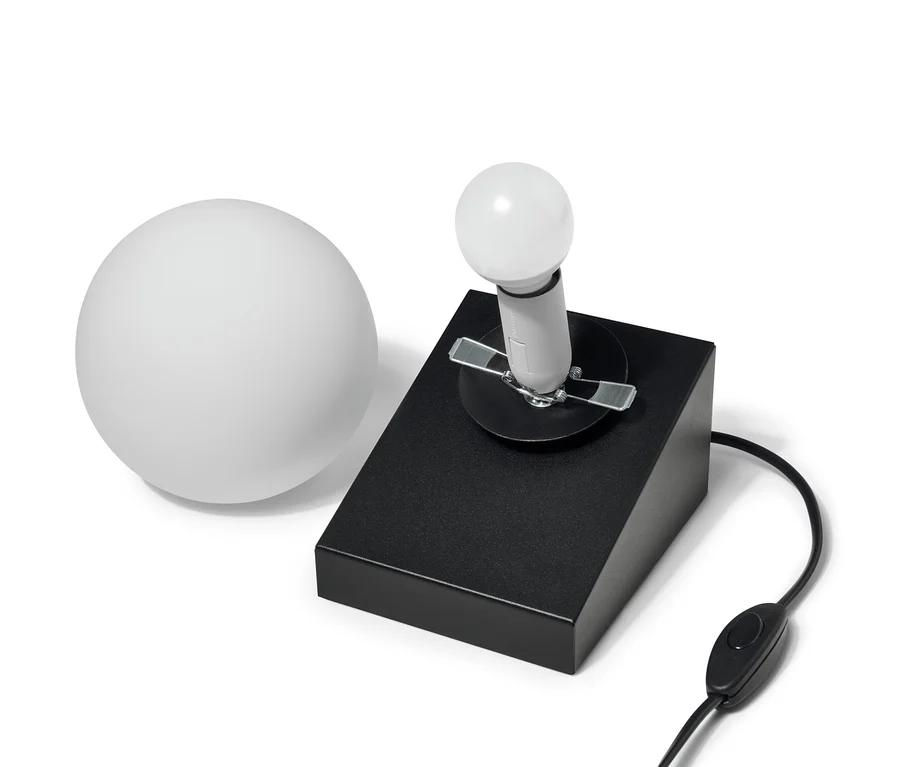 Lampa stołowa »szklana kula« na czarnej podstawie.