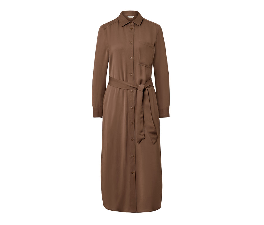Brązowa sukienka koszulowa z paskiem.