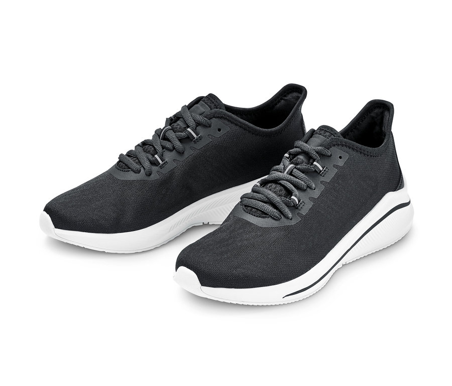 Dwa czarne buty typu sneaker z białymi podeszwami.