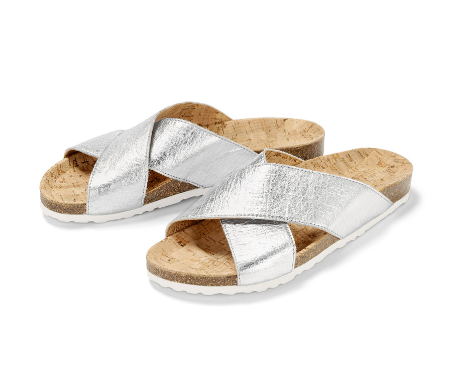 Dwa srebrne klapki z korkową podeszwą.