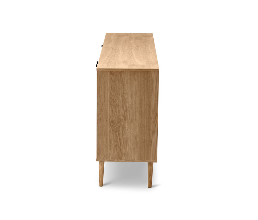 Widok z boku szafki typu sideboard »Bekeson« w naturalnym kolorze drewna z czarnymi uchwytami.