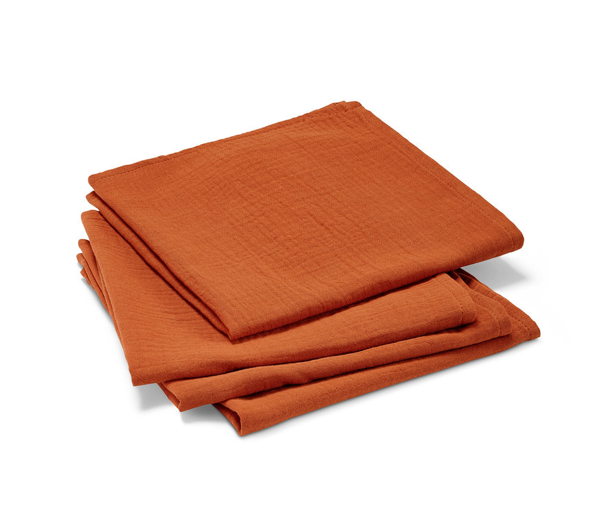 Stos serwetek muślinowych.