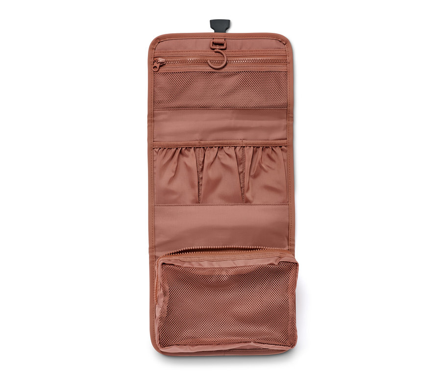 Otwarta, rdzawobrązowa kosmetyczka z wieloma przegródkami.