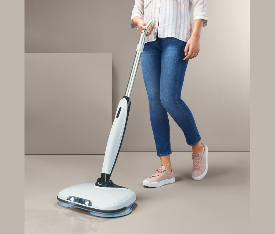 Kobieta używa mop elektryczny.