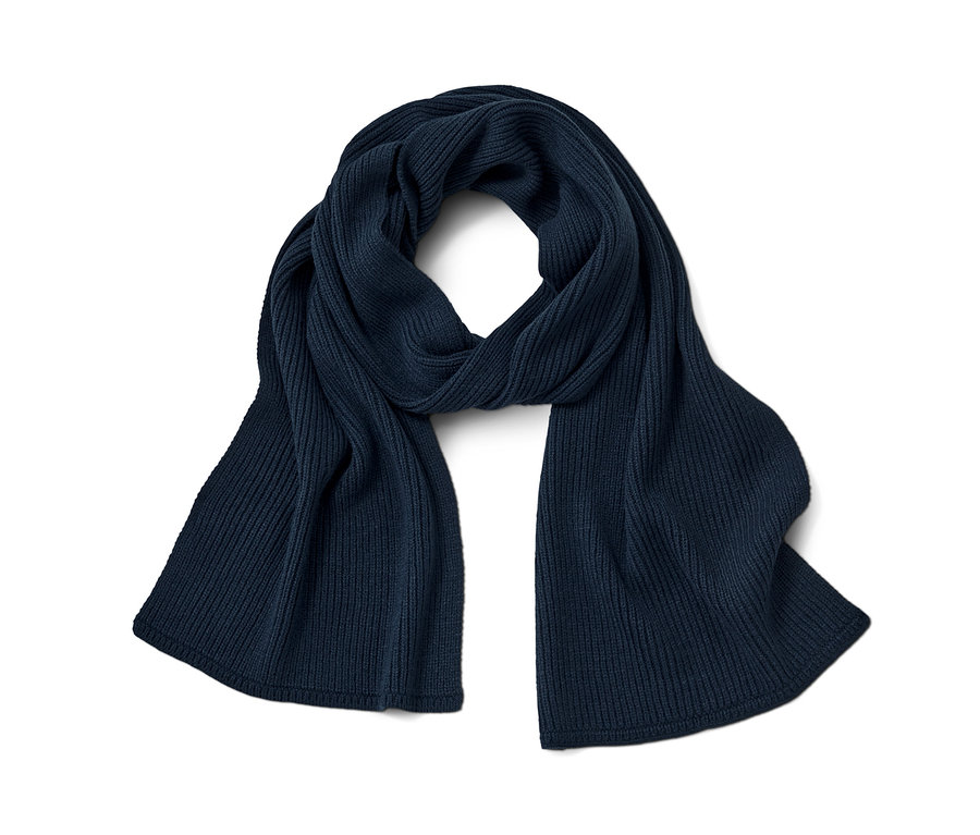 Granatowy szal z dzianiny na białym tle.