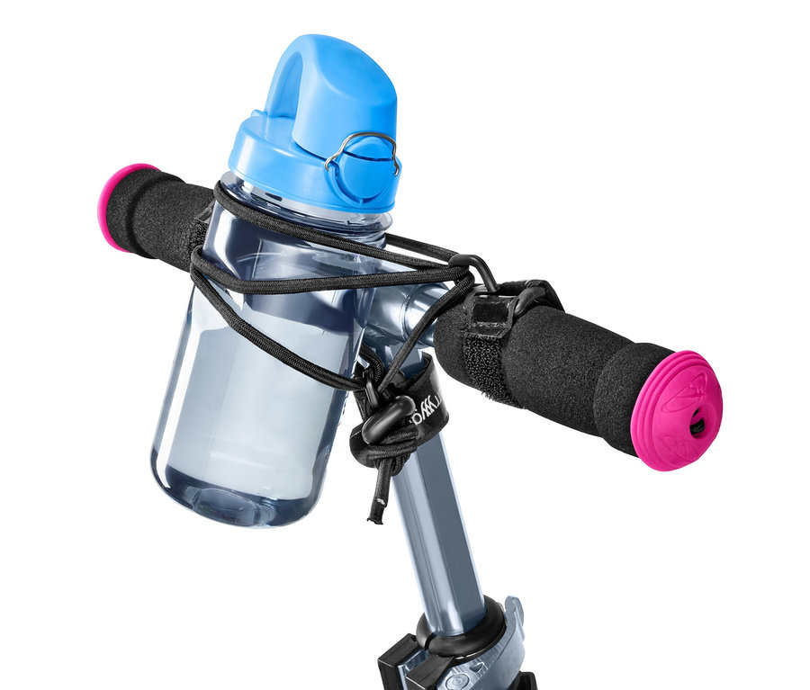 Bidon przymocowany do kierownicy za pomocą taśmy elastycznej na kierownicę.