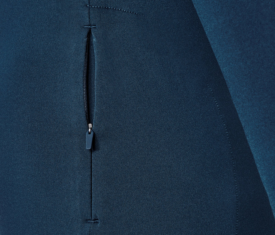 Zbliżenie na granatową termiczną bluzkę funkcyjną z kieszenią na zamek.