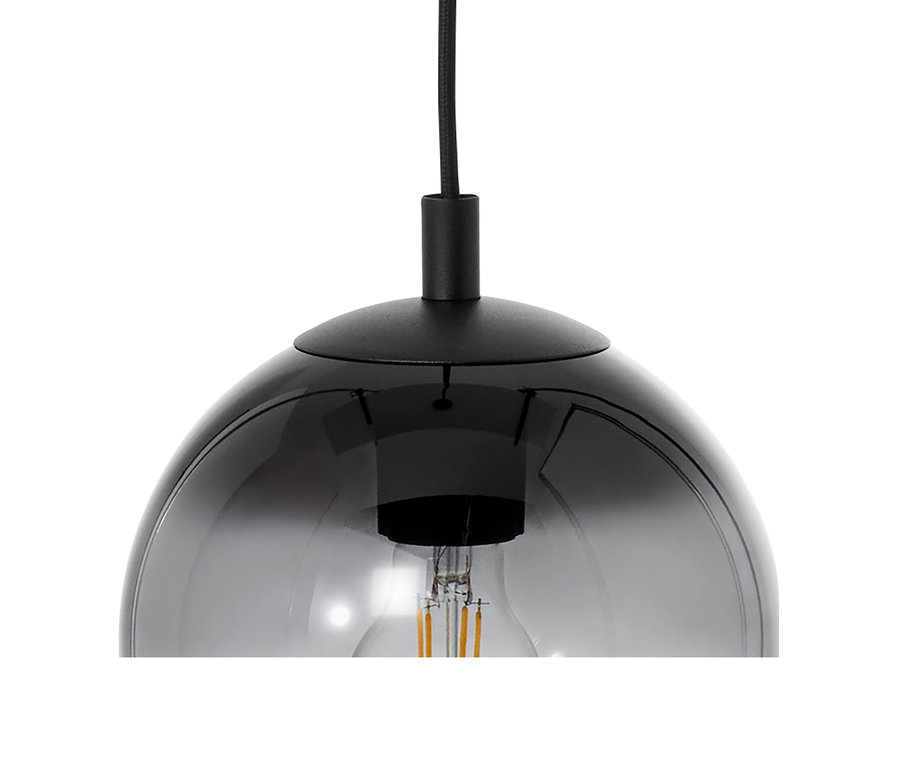 Detal lampy wiszącej z kloszem z przydymionego szkła.