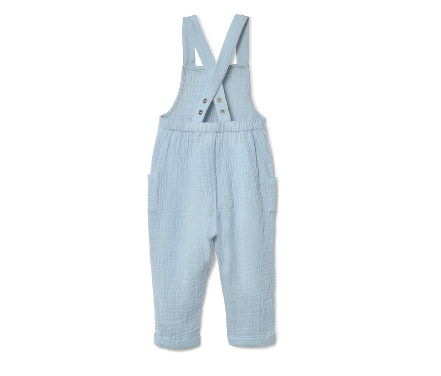 Niebieskie ogrodniczki niemowlęce na białym tle.