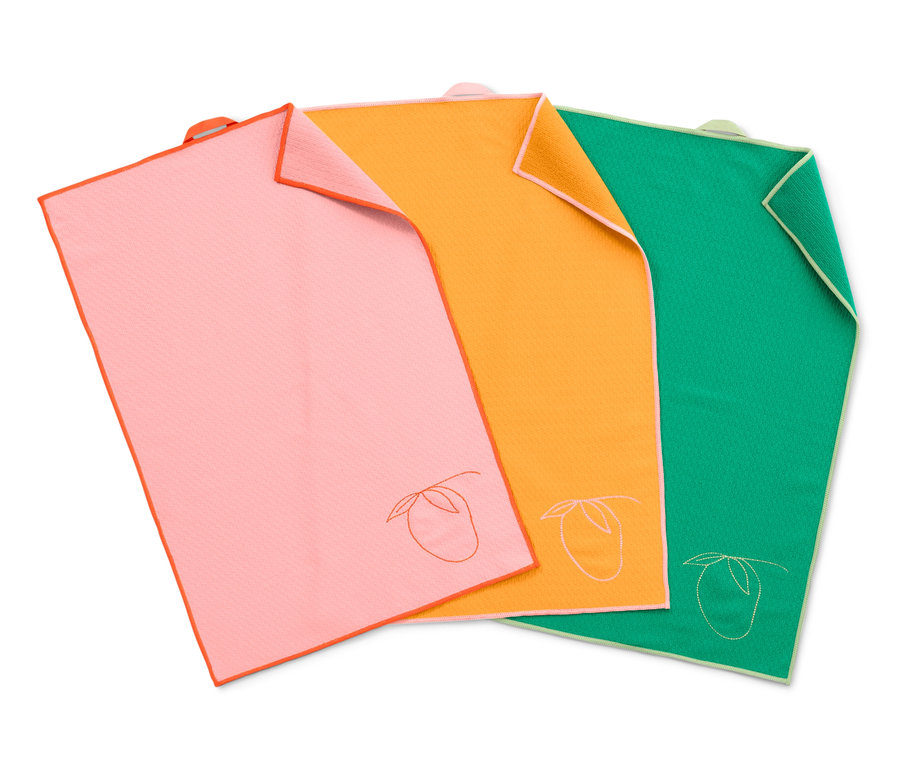 Trzy ścierki do naczyń z haftem owocowym. Jedna różowa, jedna pomarańczowa i jedna zielona.