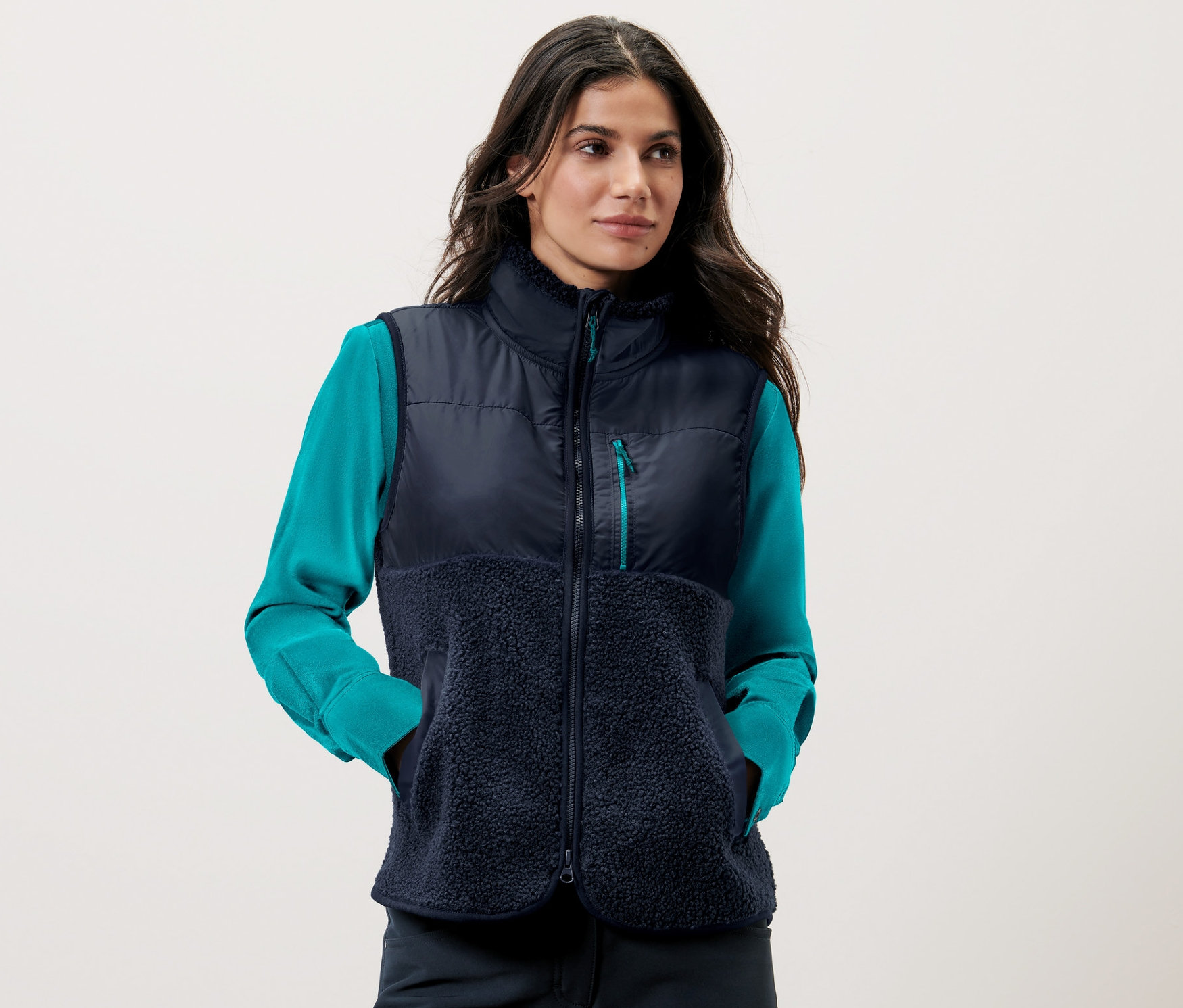 Kobieta ma na sobie pluszową kamizelkę.