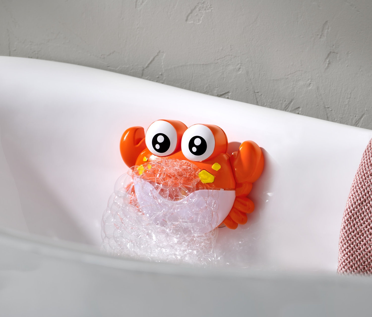 Zabawka do kąpieli – krab puszczający bańki mydlane wytwarza bańki w wannie.