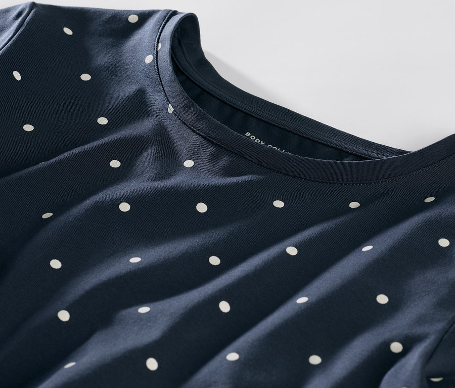 Zbliżenie na granatową piżamę w białe kropki.