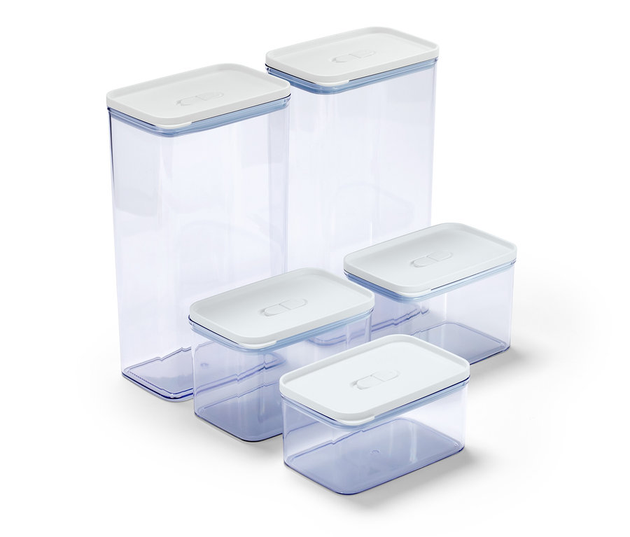 Pięć przezroczystych pojemników na żywność z białymi pokrywkami w różnych rozmiarach.