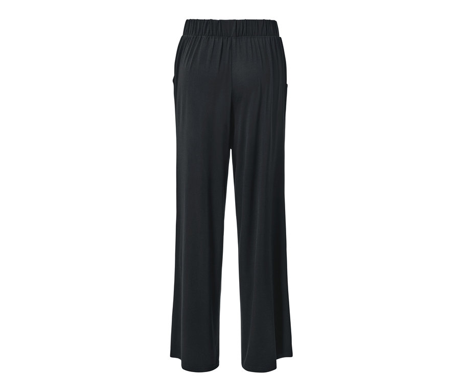Widok z tyłu czarnych spodni palazzo.