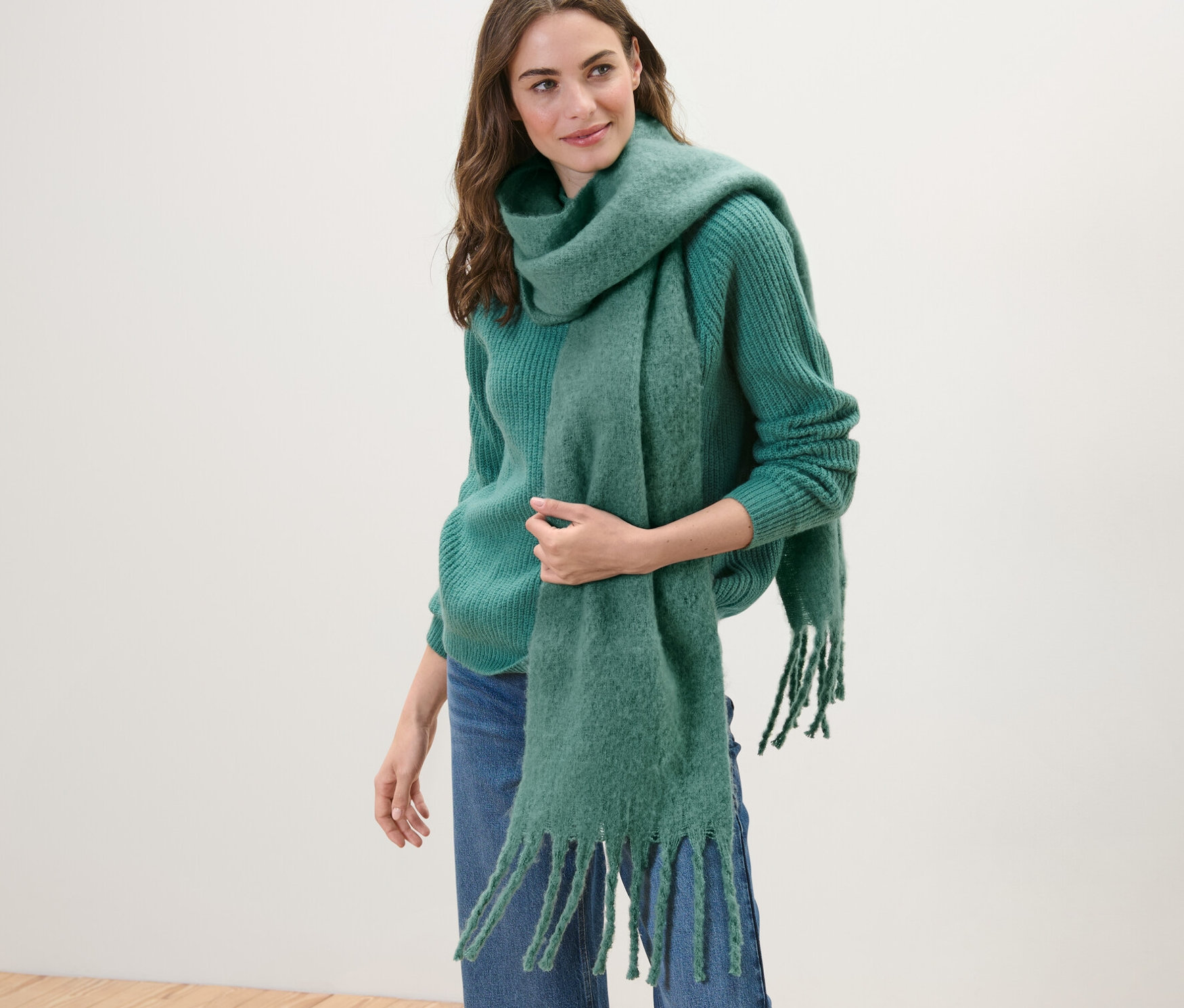 Kobieta ma na sobie zielony sweter z dzianiny i tkany szalik, zielony.