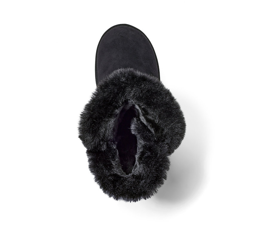 Czarny, ocieplany botek.