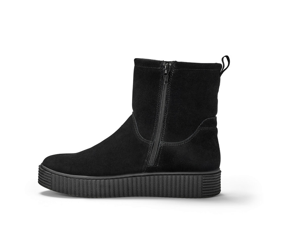 Czarne zamszowe botki zapinane na zamek z boku.