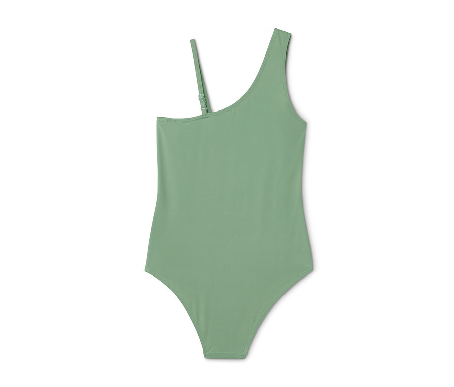 Zielony strój kąpielowy z jednym ramiączkiem.