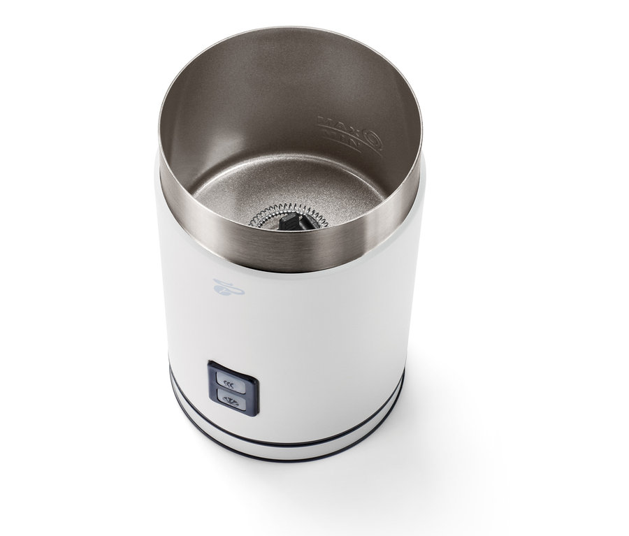 Szczegół białego elektrycznego spieniacza do mleka.