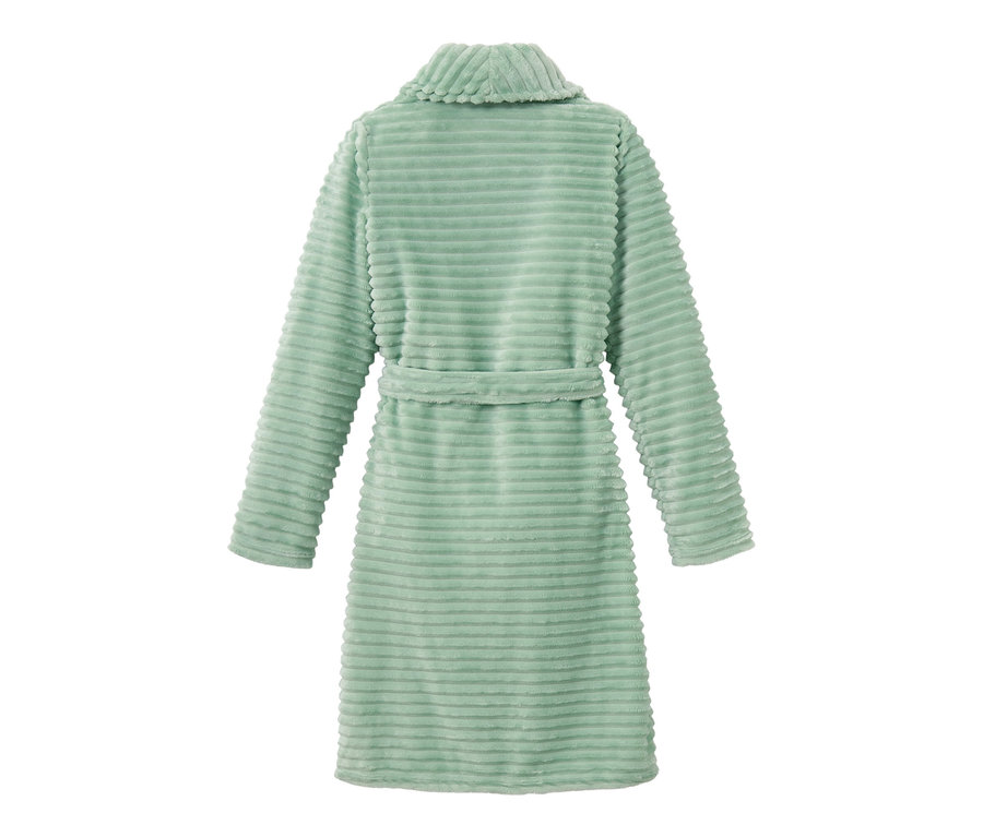 Widok z tyłu jasnozielonego, otulającego szlafroka z paskiem.