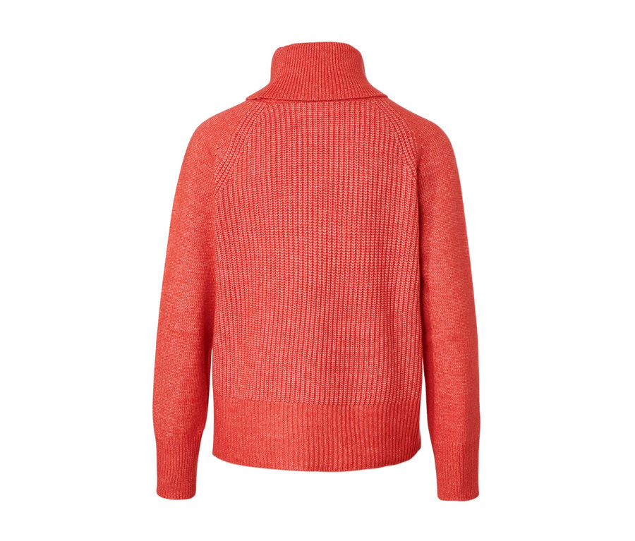 Pomarańczowy sweter o grubym splocie z golfem.
