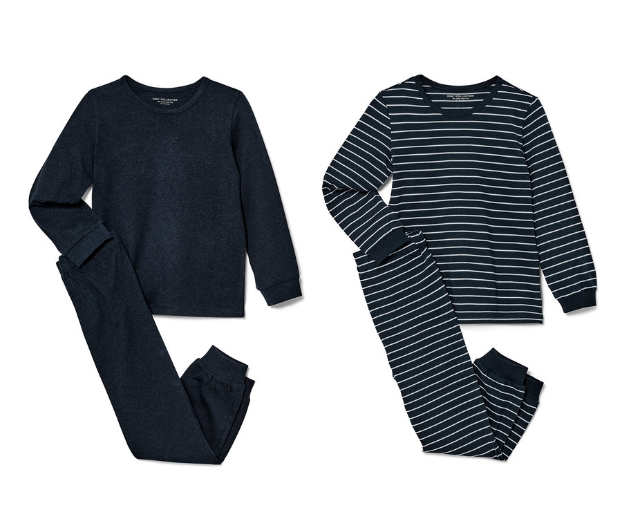 Dwie pary granatowych piżam dziecięcych, jedna gładka, a druga w granatowo-białe paski.