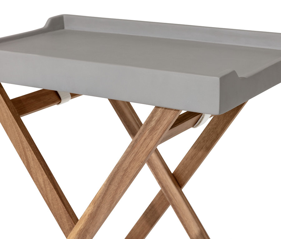 Szczegół szarego stolika z blatem z polimerowego cementu i drewnianymi nogami.