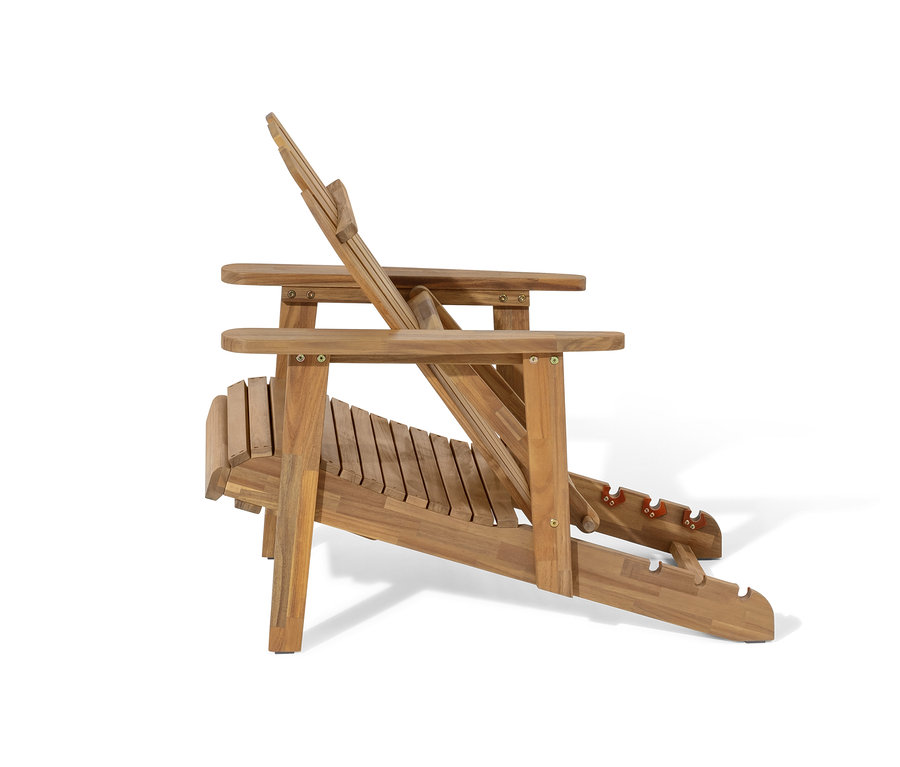 Szczegółowy widok z boku pojedynczego fotela wypoczynkowego Adirondack z wysuwanym podnóżkiem. Krzesło jest wykonane z drewna.