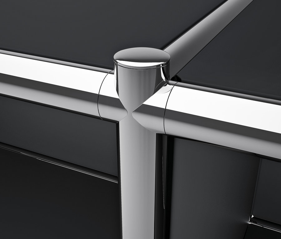 Detale czarnego metalowego mebla CN3 z chromowanymi rurami.