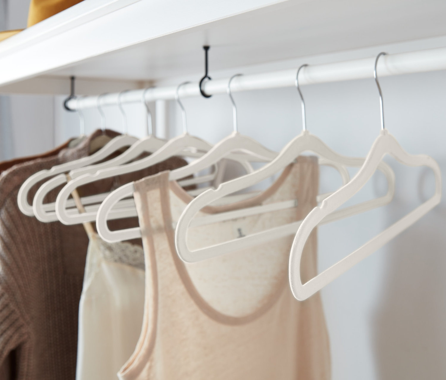 Ubrania wiszą na 8 wyjątkowo wąskich wieszakach.