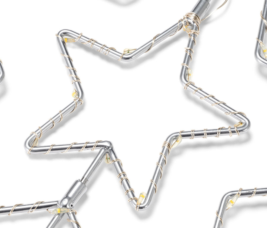 Zbliżenie na gwiazdę LED z wiązką świetlną na białym tle.