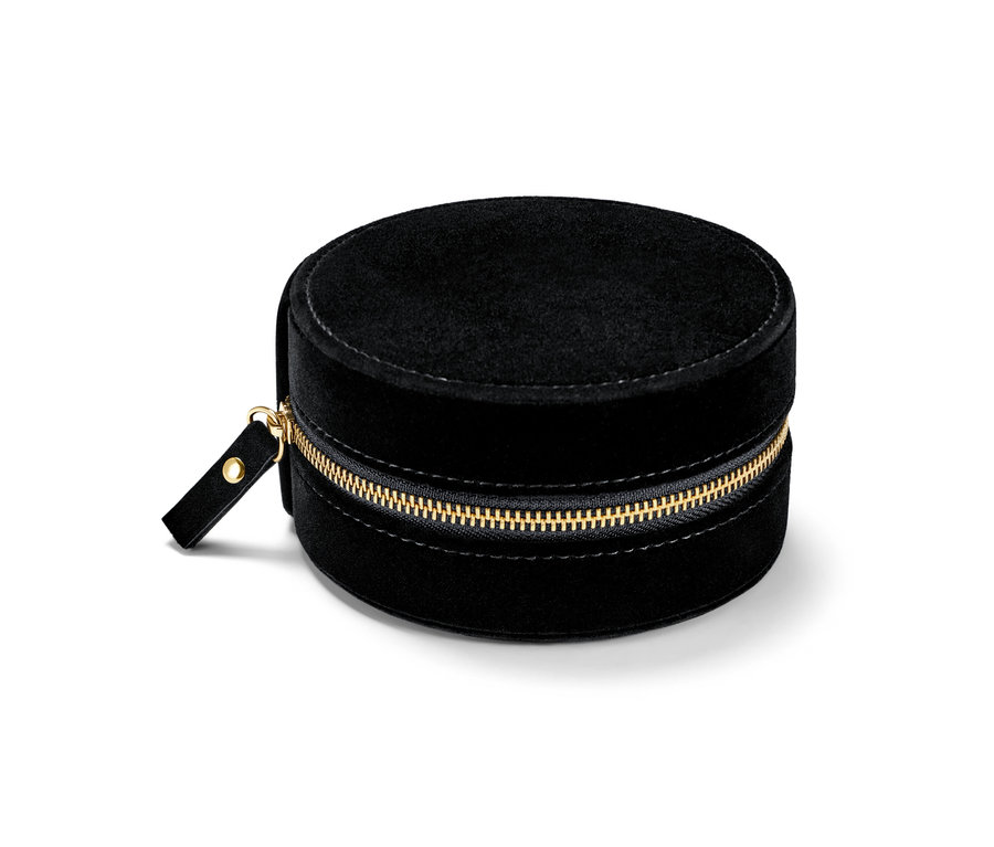 Mała, okrągła, czarna kasetka na biżuterię ze złotym zamkiem błyskawicznym.
