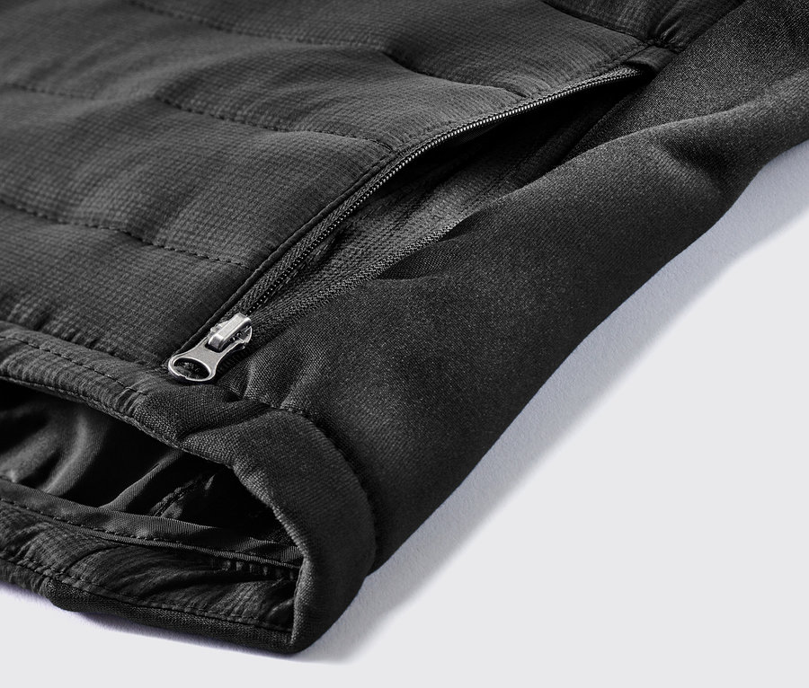 Szczegół termoaktywnej kamizelki pikowanej z kieszenią na zamek.