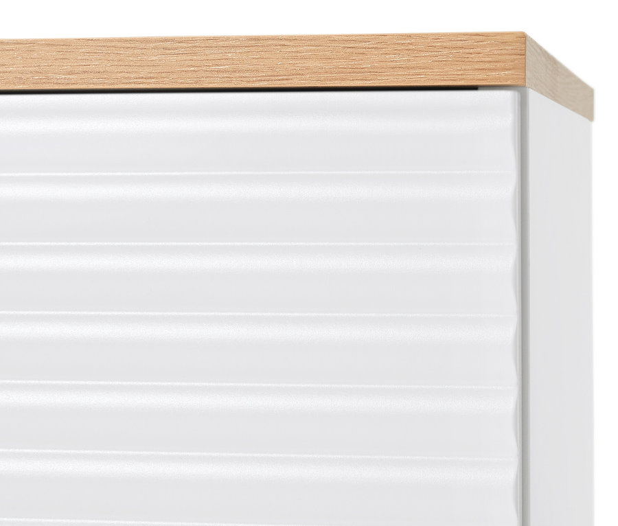 Fragment białej ławki z miejscem do przechowywania i drewnianym blatem.