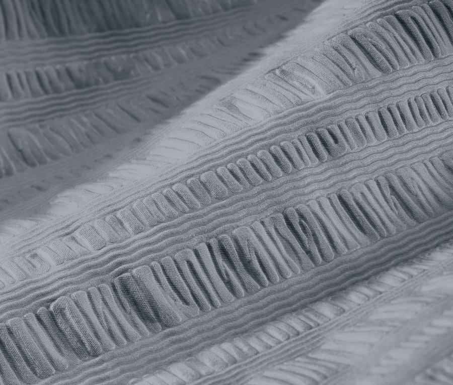 Zbliżenie na szarą pościel z kory w rozmiarze standardowym i niestandardowym.