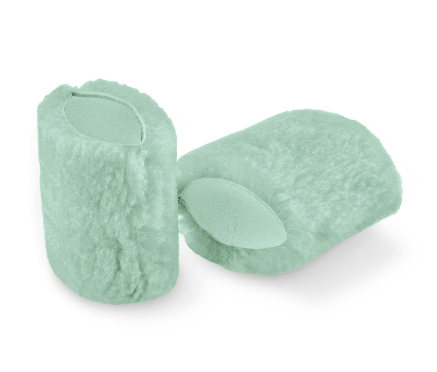 Dwie jasnozielone gąbki do usuwania plam.