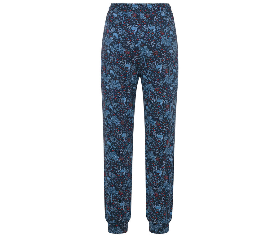 Niebieskie spodnie od piżamy we wzór drzew, jeleni i jagód.