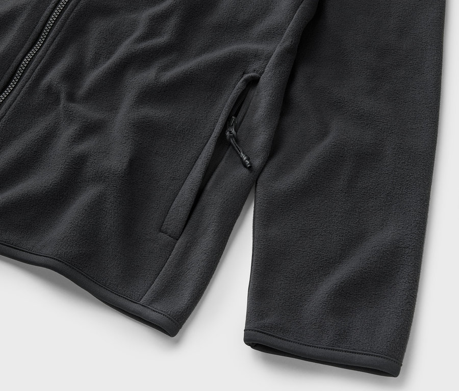 Detal rozpinanej bluzy z polaru w kolorze antracytowym.