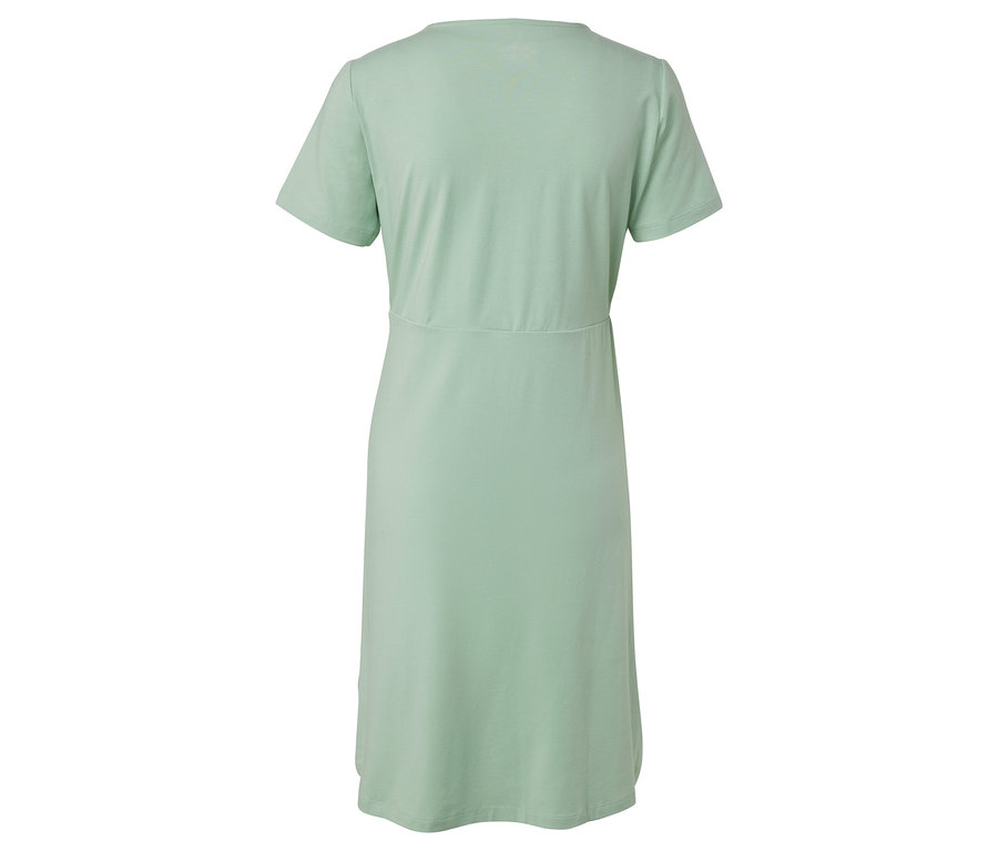 Widok z tyłu jasnozielonej koszuli nocnej.