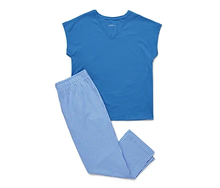 Niebieska piżama z T-shirtem i spodniami w paski.