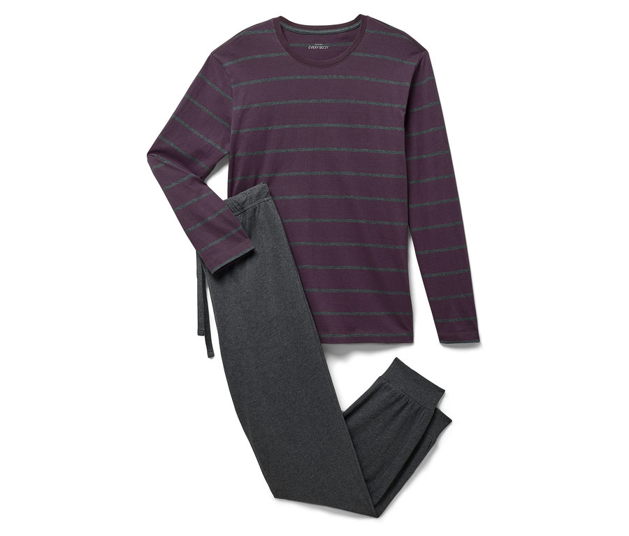 Fioletowa piżama w paski z długim rękawem i szare spodnie od piżamy leżą na białym tle.