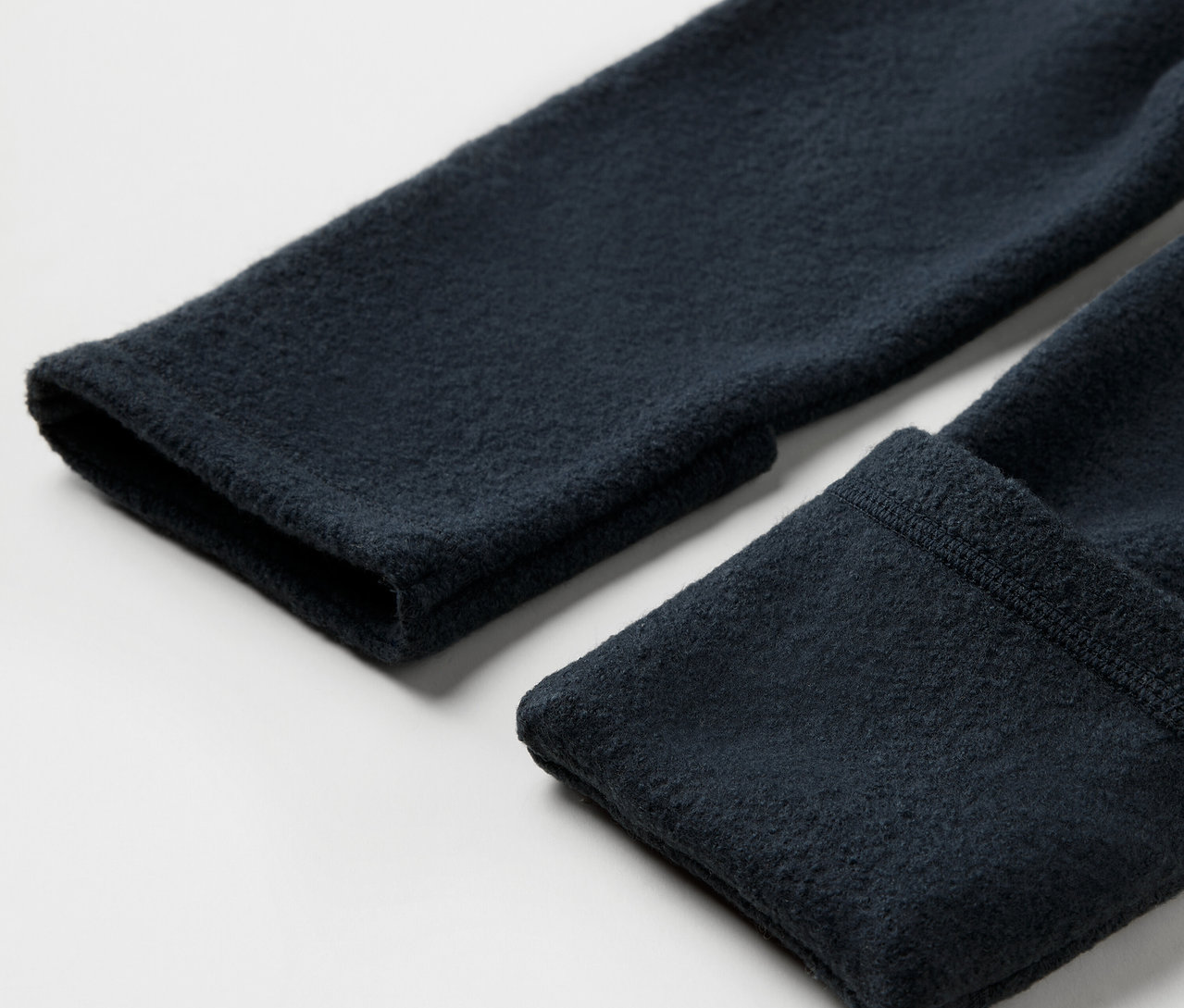 Zbliżenie na rękaw kombinezonu dziecięcego z wełny merino.