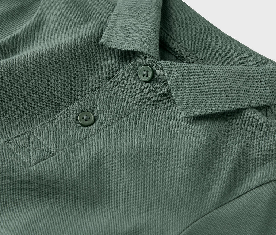 Zbliżenie na zieloną koszulkę polo z tkaniny piqué dla dzieci (2 sztuki).