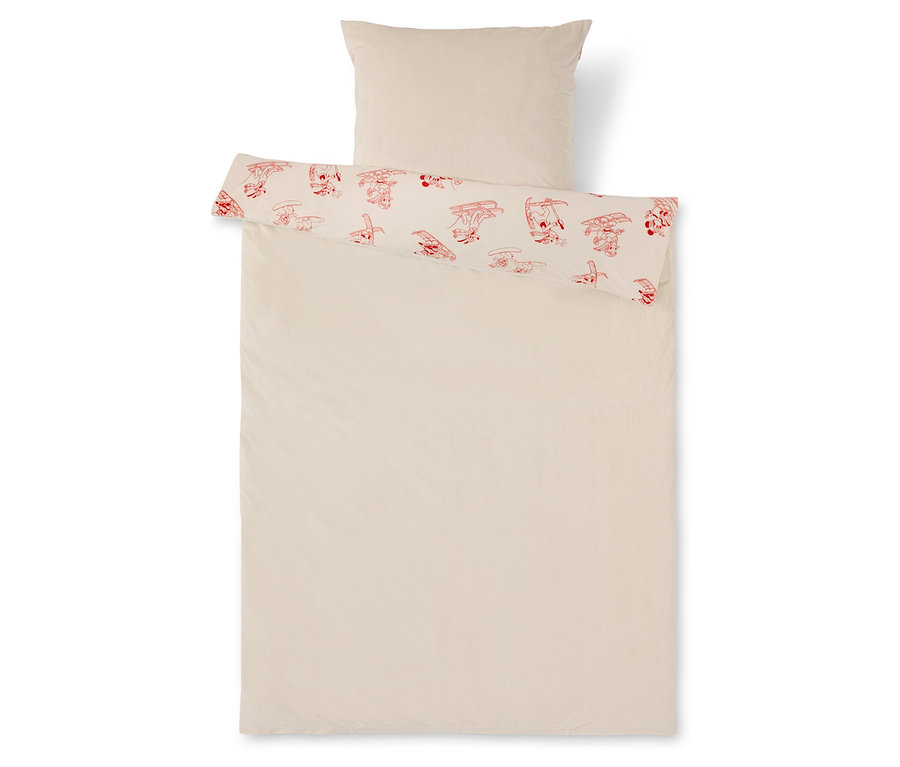 Beżowa pościel z czerwonymi motywami z kreskówek.