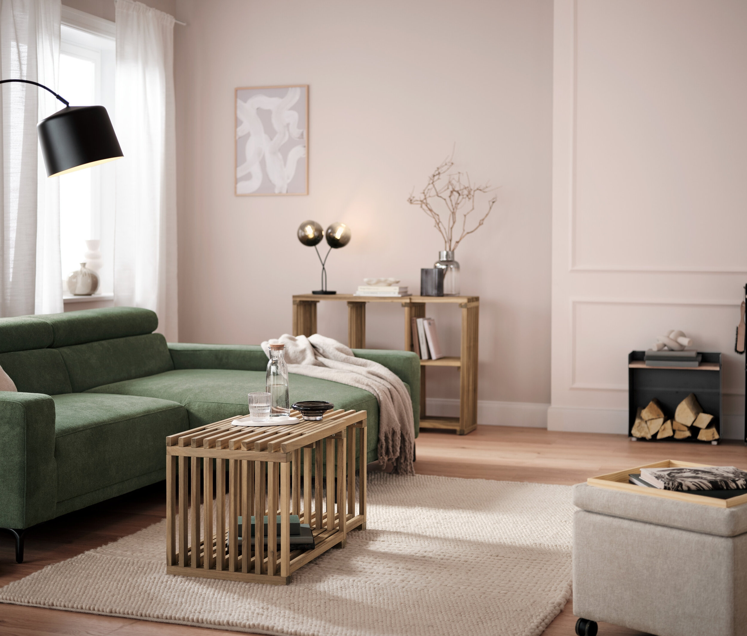 Salon z sofą, stolikiem kawowym i wysokim regałem na drewno kominkowe z półką.