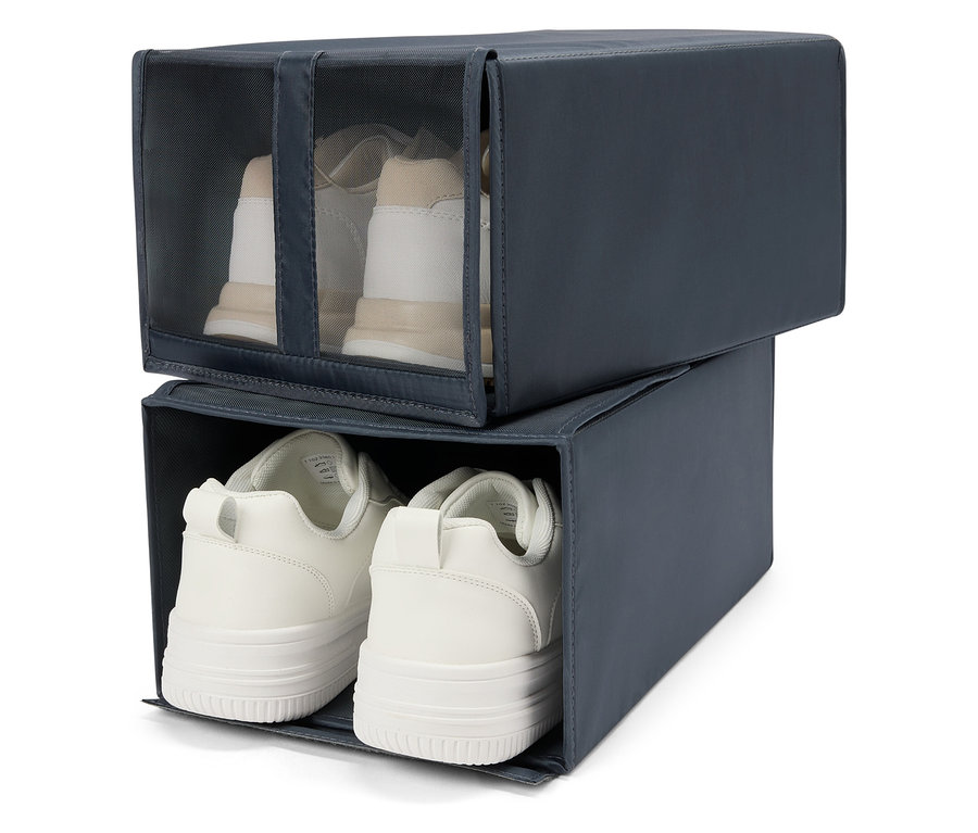 Dwa pudełka na buty ułożone jedno na drugim. W górnym pudełku na buty buty są widoczne przez przezroczysty przód.