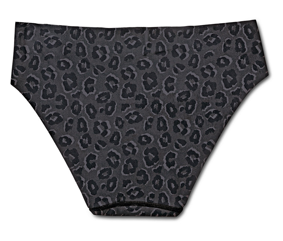 Dół od kostiumu kąpielowego we wzór panterki na białym tle.